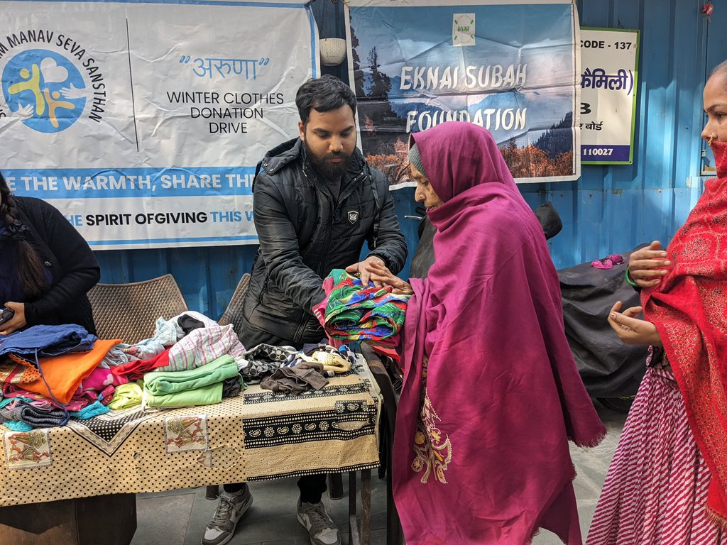 sonalgoelias's tweet photo. Kudos to the incredible team at #SarvaHitam Manav Seva Sansthan for their dedication in #ProjectAruna, providing much-needed winter clothes in the freezing Delhi weather, today in areas of Raja garden, Rajouri garden Delhi 👏🙌
My heartfelt wishes go out to them, and a sincere plea to everyone:
let's continue making a positive difference in society through these small but impactful efforts 🌟🤝 🙏
#NGO #Compassion #DonationDrive #DonateNow #Kindness #DelhiWinters