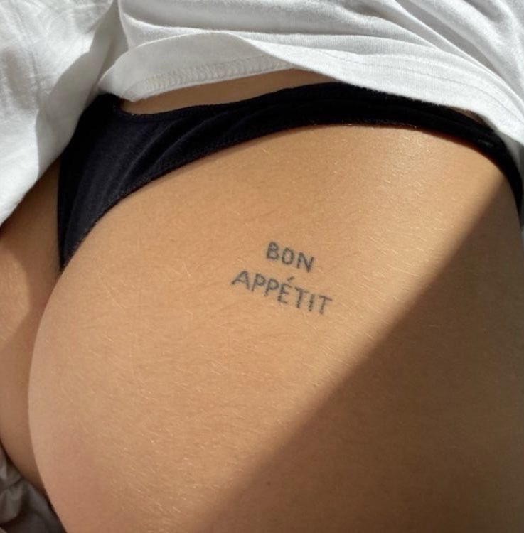 Stake__Stone's tweet photo. pouco se fala na perfeição que é uma mulher com tatuagem na bunda https://t.co/KqoDTg9SKh