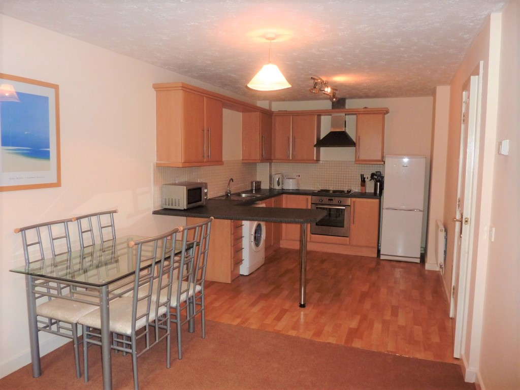 OCBNorthWest's tweet photo. FLAT TO LET: 
CLIFTON, MANCHESTER: 
RENT: £825.00 pcm. 
Modern two double bedroomed apartment in convenient position close to amenities M60 motorway.
Kitchen with Appliances
Ground Floor &amp; Furnished
Resident Parking

0161 808 0010
info@oconnorbowden.uk
https://t.co/F317olik52 https://t.co/ZdPEvEuAZq