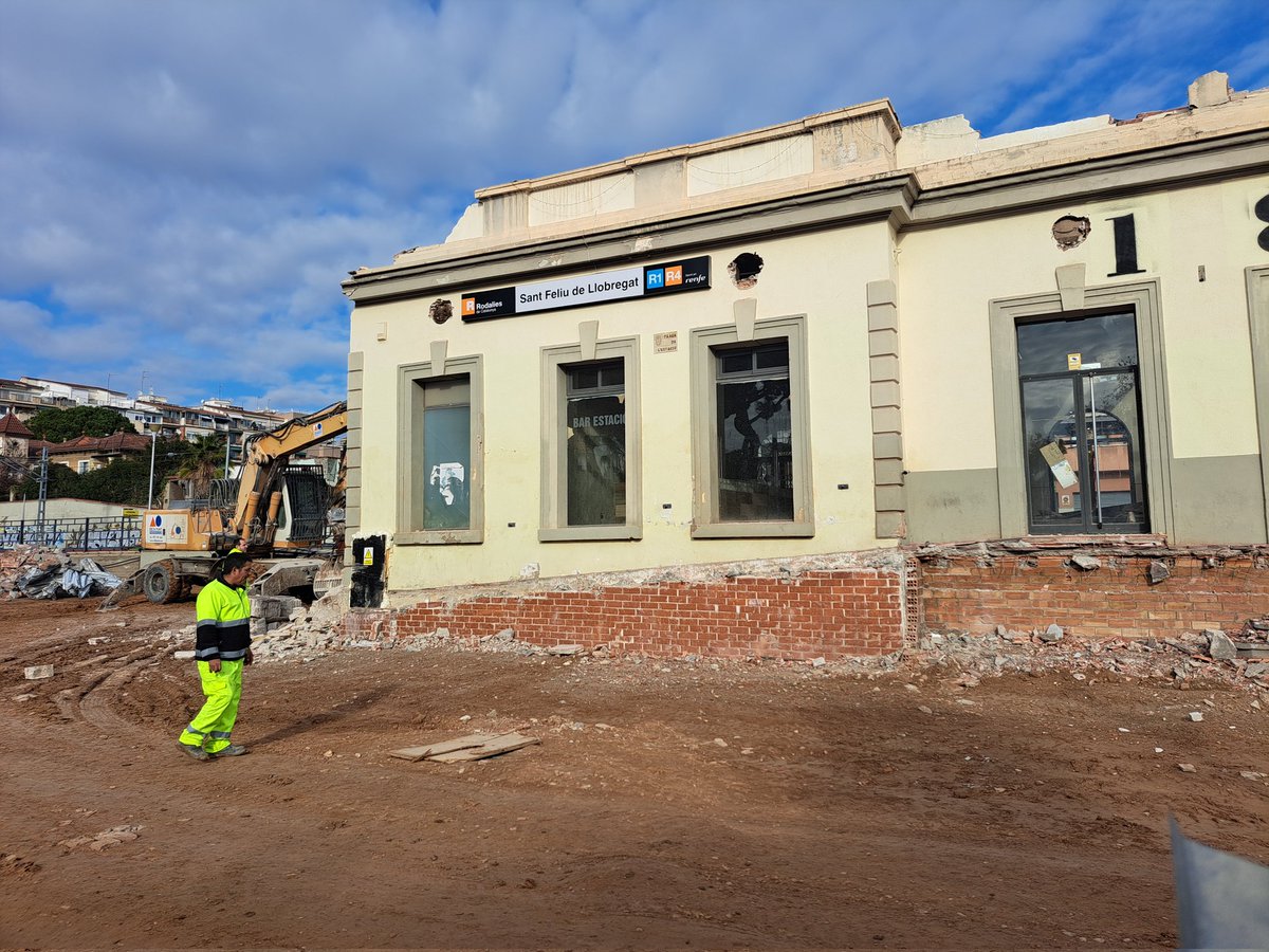 Estació de tren de Sant Feliu de Llobregat. Ha arribat el día, 1854-10/01/2024. RIP.