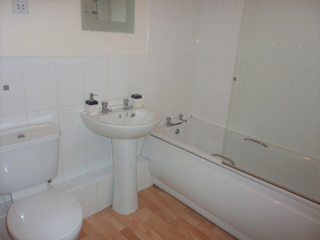 OCBNorthWest's tweet photo. FLAT TO LET: 
CLIFTON, MANCHESTER: 
RENT: £825.00 pcm. 
Modern two double bedroomed apartment in convenient position close to amenities M60 motorway.
Kitchen with Appliances
Ground Floor &amp; Furnished
Resident Parking

0161 808 0010
info@oconnorbowden.uk
https://t.co/F317olik52 https://t.co/ZdPEvEuAZq
