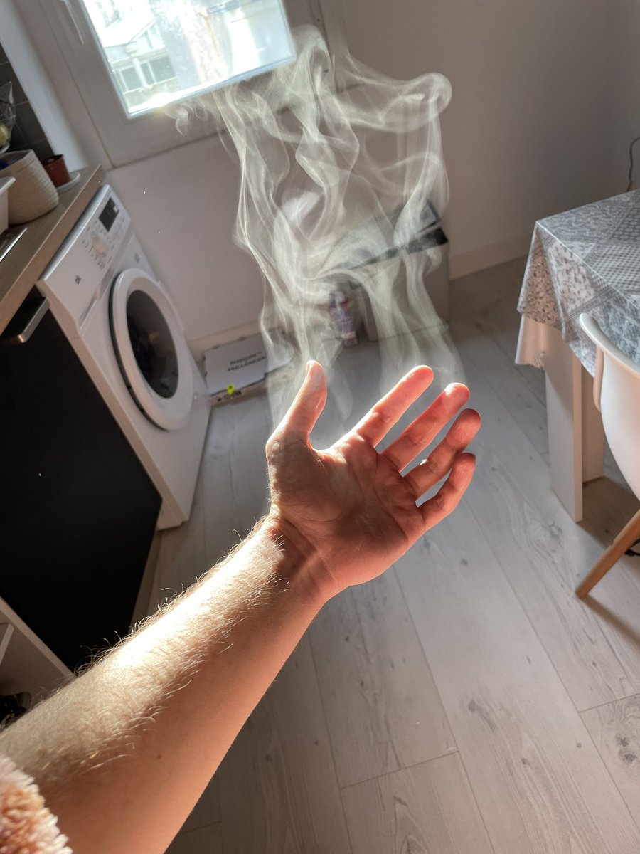 mi mano despues de darle un collejon a mi hermano que claramente ha dolido y decirle “no llores porque no te he dado tan fuerte”