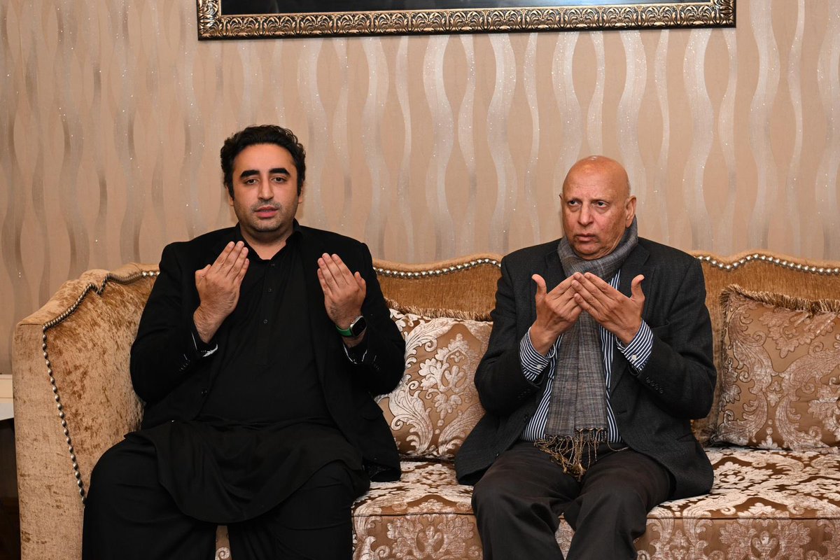 MediaCellPPP's tweet photo. لاہور: پاکستان پیپلزپارٹی کے چیئرمین بلاول بھٹو زرداری کی ڈیفنس میں سابق گورنر پنجاب چوہدری محمد سرور کی رہائش گاہ آمد

لاہور: چیئرمین بلاول بھٹو زرداری نے سابق گورنر پنجاب چوہدری محمد سرور سے ان کے بھائی چوہدری محمد رمضان کے انتقال پر تعزیت کی

لاہور: چیئرمین بلاول بھٹو زرداری کی سابق گورنر پنجاب چوہدری محمد سرور کے بھائی چوہدری محمد رمضان کے بلندی درجات کے لئے فاتحہ خوانی اور لواحقین کے صبر جمیل کی دعا

لاہور: چیئرمین بلاول بھٹو زرداری نے سابق گورنر پنجاب چوہدری محمد سرور سے این اے 127 میں پاکستان پیپلزپارٹی کی حمایت پر شکریہ ادا کیا

لاہور: چیئرمین بلاول بھٹو زرداری اور سابق گورنر پنجاب چوہدری محمد سرور کی ملاقات کے موقع پر پی پی پی پی کے جنرل سیکریٹری نیئر بخاری موجود
@BBhuttoZardari