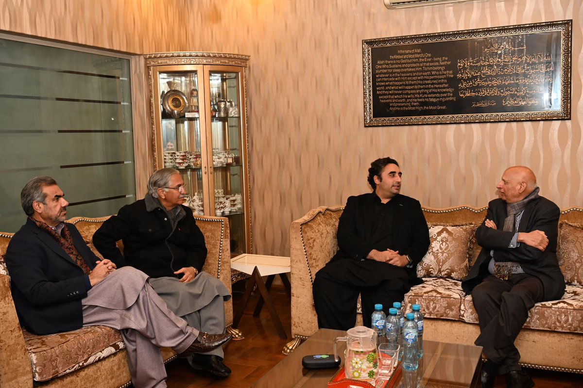 MediaCellPPP's tweet photo. لاہور: پاکستان پیپلزپارٹی کے چیئرمین بلاول بھٹو زرداری کی ڈیفنس میں سابق گورنر پنجاب چوہدری محمد سرور کی رہائش گاہ آمد

لاہور: چیئرمین بلاول بھٹو زرداری نے سابق گورنر پنجاب چوہدری محمد سرور سے ان کے بھائی چوہدری محمد رمضان کے انتقال پر تعزیت کی

لاہور: چیئرمین بلاول بھٹو زرداری کی سابق گورنر پنجاب چوہدری محمد سرور کے بھائی چوہدری محمد رمضان کے بلندی درجات کے لئے فاتحہ خوانی اور لواحقین کے صبر جمیل کی دعا

لاہور: چیئرمین بلاول بھٹو زرداری نے سابق گورنر پنجاب چوہدری محمد سرور سے این اے 127 میں پاکستان پیپلزپارٹی کی حمایت پر شکریہ ادا کیا

لاہور: چیئرمین بلاول بھٹو زرداری اور سابق گورنر پنجاب چوہدری محمد سرور کی ملاقات کے موقع پر پی پی پی پی کے جنرل سیکریٹری نیئر بخاری موجود
@BBhuttoZardari
