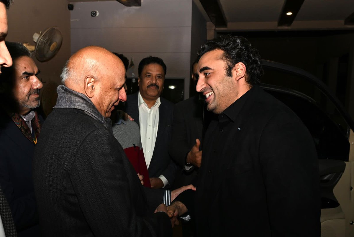MediaCellPPP's tweet photo. لاہور: پاکستان پیپلزپارٹی کے چیئرمین بلاول بھٹو زرداری کی ڈیفنس میں سابق گورنر پنجاب چوہدری محمد سرور کی رہائش گاہ آمد

لاہور: چیئرمین بلاول بھٹو زرداری نے سابق گورنر پنجاب چوہدری محمد سرور سے ان کے بھائی چوہدری محمد رمضان کے انتقال پر تعزیت کی

لاہور: چیئرمین بلاول بھٹو زرداری کی سابق گورنر پنجاب چوہدری محمد سرور کے بھائی چوہدری محمد رمضان کے بلندی درجات کے لئے فاتحہ خوانی اور لواحقین کے صبر جمیل کی دعا

لاہور: چیئرمین بلاول بھٹو زرداری نے سابق گورنر پنجاب چوہدری محمد سرور سے این اے 127 میں پاکستان پیپلزپارٹی کی حمایت پر شکریہ ادا کیا

لاہور: چیئرمین بلاول بھٹو زرداری اور سابق گورنر پنجاب چوہدری محمد سرور کی ملاقات کے موقع پر پی پی پی پی کے جنرل سیکریٹری نیئر بخاری موجود
@BBhuttoZardari