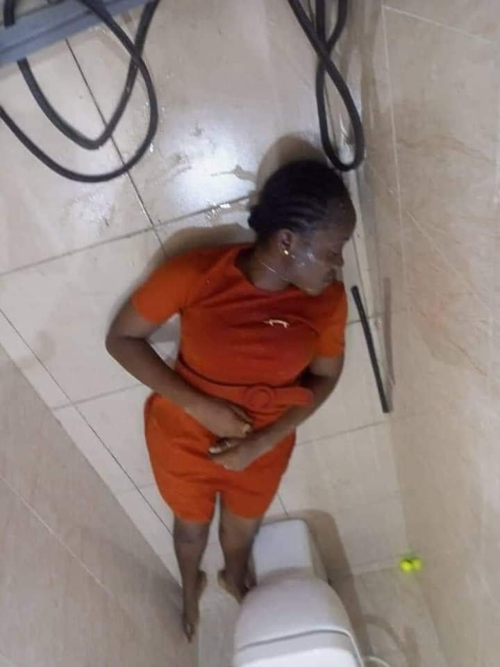 owolabiclassic's tweet photo. A 32 Years Old Female Banker, Amarachi Ugochukwu Commits Su!cid€ inside the bank staff toilet at Ikorodu, Lagos State.

This life is short and full of sorrow 😪🥺

Just some minutes ago, I was reading posts from @Morris_Monye about the messages on his DM's. Things are hard. https://t.co/X98DJuX5V2