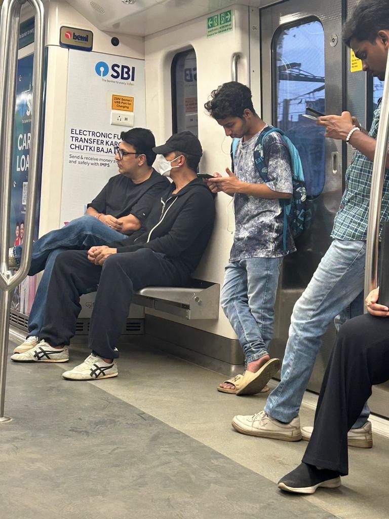 PICS : #AkshayKumar𓃵 spotted with #DineshVijan in Mumbai Metro 

#AkshayKumar #skyforce