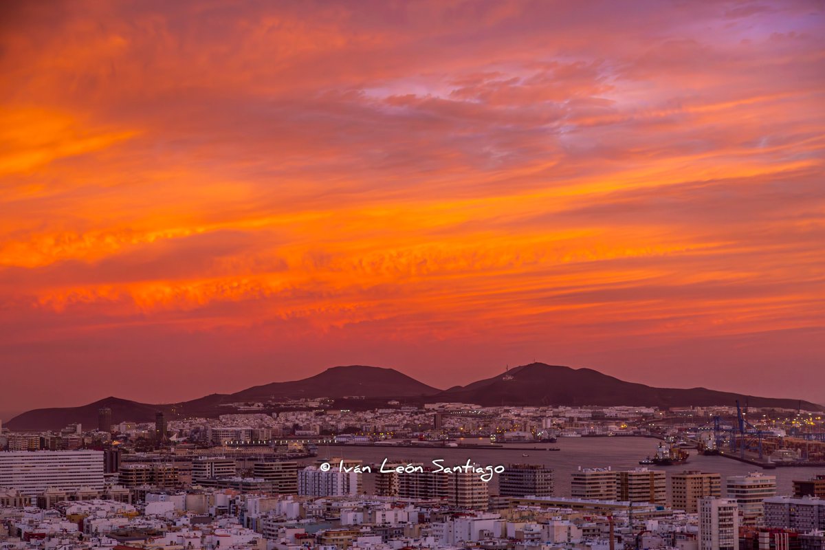 ivanlesa's tweet photo. 📷🌅
Algunas imágenes mas del impresionante amanecer que se pudo disfrutar esta mañana
#LasPalmasDeGranCanaria
#LasPalmasGC #Sunshine
#GranCanaria
🇮🇨#IslasCanarias https://t.co/ECLIRRhjtt