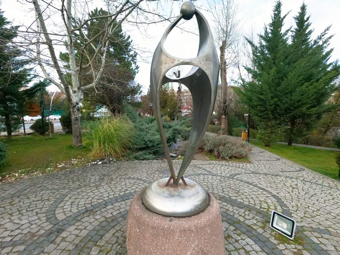 mhamurkaroglu's tweet photo. Öpüşenler adlı bu paslanmaz çelik heykel, heykeltıraş Atilla Onaran'a aittir. Kuğulu Park'ın Atatürk Bulvarı köşesinde yer almaktadır. Daha önceden ikaz edilmesine rağmen  Eserin altında heykeltraşının ismi yer almamaktadır. @cankayabelediye Belediyesinin ayıbıdır. https://t.co/ge9KVl1mjW
