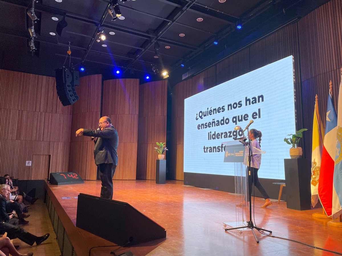 ¡Un buen director puede hacer la diferencia!  Participamos del <a href="/SummitEducacion/">Summit Educación UC</a> en una gran jornada de liderazgo escolar: confianza, competencia, autonomía y trabajo en equipo como  motor para la transformación educativa #Chile <a href="/Juani_519/">Juanita Sánchez</a> <a href="/elsurcador/">Esteban Zelada</a> #Chile 🇨🇱
