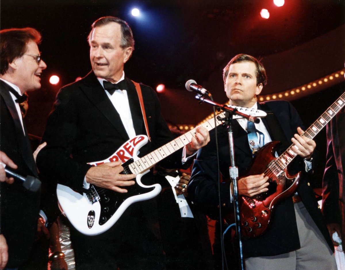 While everyone remembers George HW Bush’s 🇺🇸 guitar prowess, it was Lee Atwater who brought the crowd to its feet with his guitar solo during the duo’s rendition of “November Rain”

#POTUS 😂