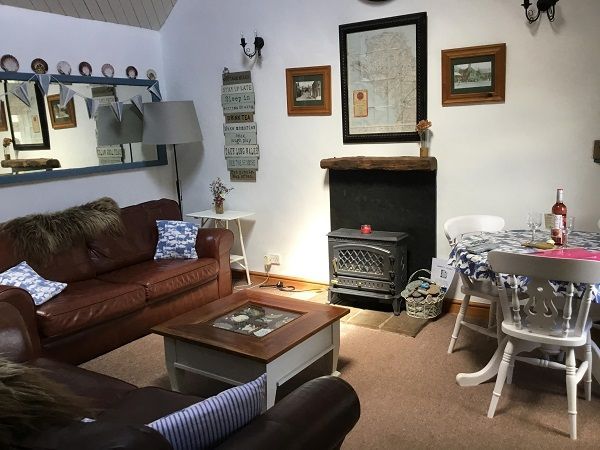 TheHolidayCots's tweet photo. Escape to The Stables, a haven of cosiness and comfort in Rhyd Y Felin on the Isle of Anglesey!
ποΈ Sleeps 1-2
https://t.co/M9jHPCc6ee
#TheStablesAnglesey #CosyRetreat #WalesGetaway #ExploreAnglesey https://t.co/jNYrCWUcSq
