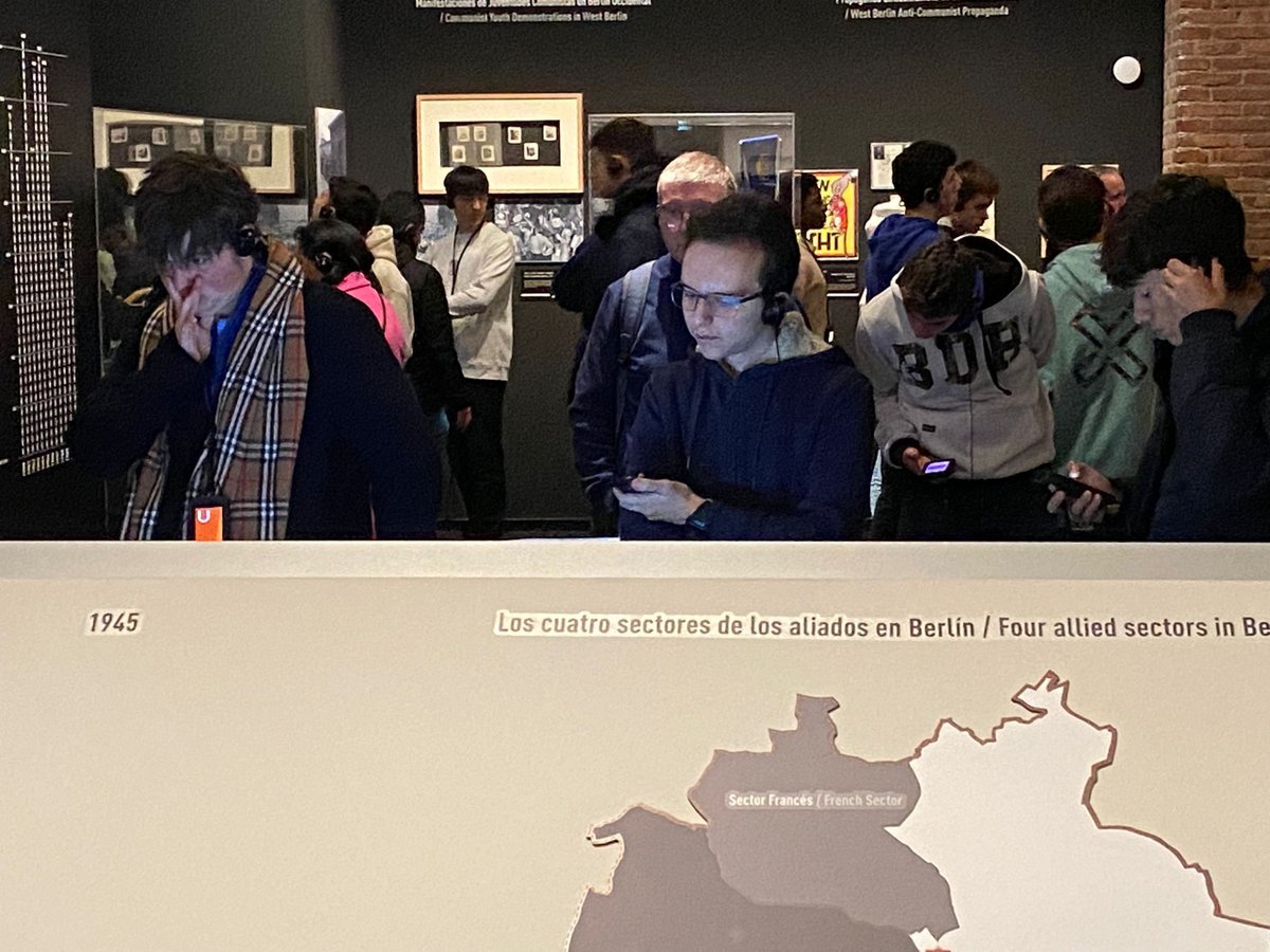 AndelColegio's tweet image. 📚✨ ¡Explorando la historia en vivo!

Nuestros talentosos alumnos de Bachillerato se sumergieron en el pasado, presente y futuro en la exposición &quot;El muro de Berlín&quot; en Madrid.

🕰️ ¡Descubriendo lecciones que van más allá de las aulas! 🎓🔍

 #AprendizajeEnAccion #andelsoyyo
