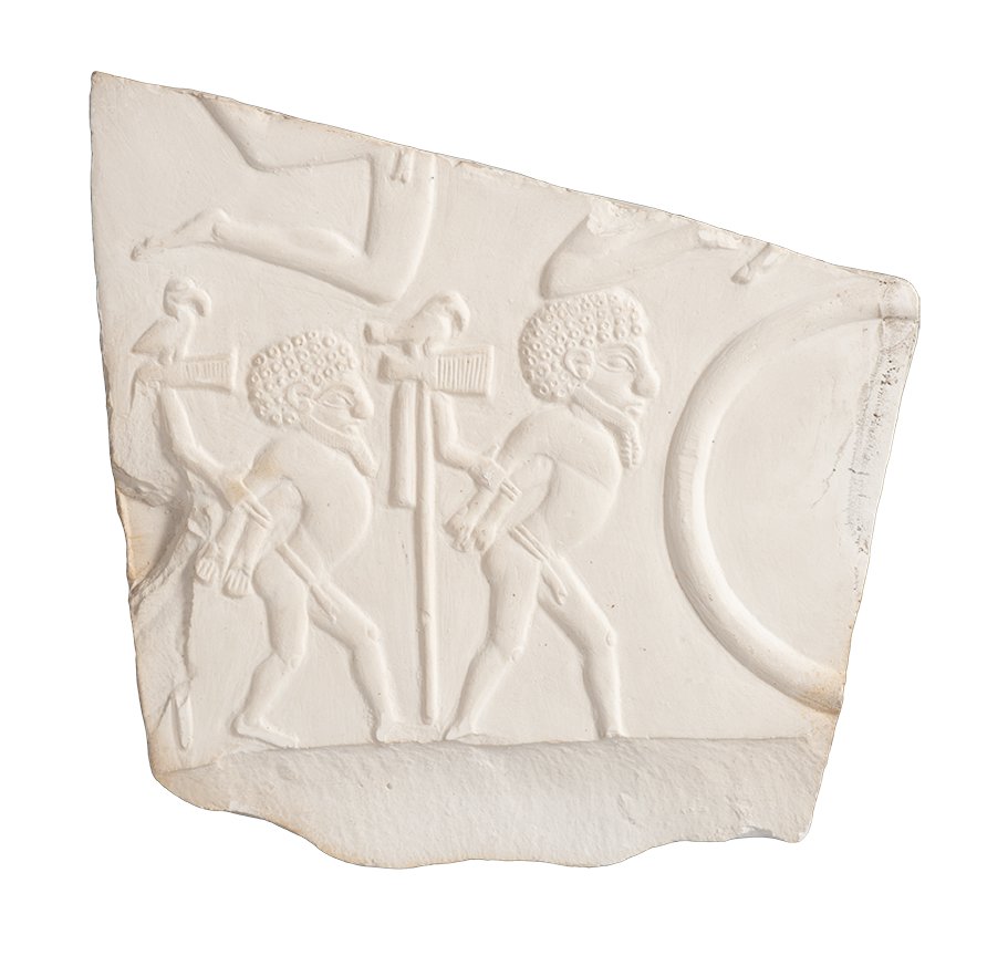 Our #CuratingforChange trail questions the significance of the act of maiming as seen in this fragmented Battlefield Palette in which prisoners are led away, their bodies restricted & contorted. The captors represent the King, emphasising his right to maim bit.ly/40Dx8S9