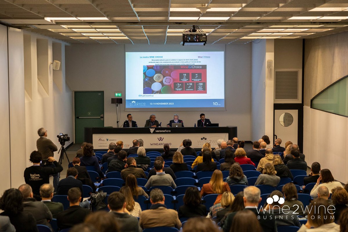wine2wineVerona's tweet image. At #wine2wine2023, Walter Massa, Emanuele Sansone, Luca Dal Lago, and Guido Stecchi presented initiatives for a sustainable wine industry. Solutions? Lighter glass bottles and aluminium #screwcaps, a valid alternative to cork. 🍇🌎🌱