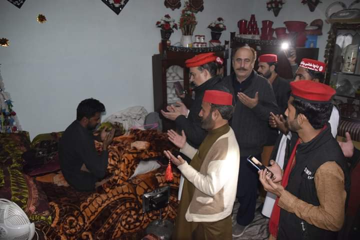 TaimoorKhanKh12's tweet photo. عوامی نیشنل پارٹی تحصیل چارسدہ کے صدر تیمور خان خٹک اور سابق وزیر قانون و PK64 سے نامزد امیدوار سلطان محمد خان یونین کونسل غنڈہ کرکنہ ملکاڈھیر میں
وقار خان پولیس والا کی عیادت کر رہے ہیں۔
#Vote4ANP | #Vote4Laltain | #ANPTehsillCharsadda | #TamoorKhankhattak | #SultanMuhammadKhan https://t.co/VbT3fqnQVc