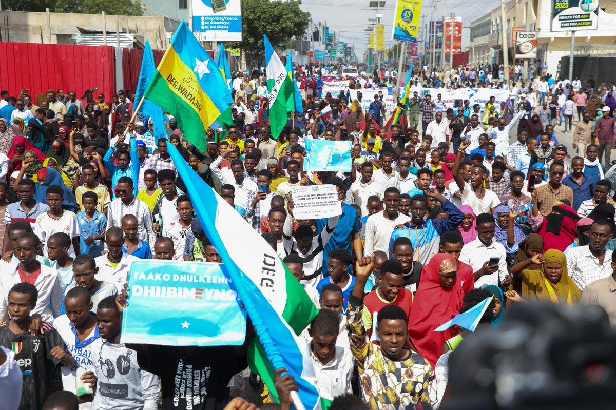 AAbdishakur's tweet photo. Today, in Mogadishu, Thousands of Somalis gathered to protest against the violation of Somalia's sovereignty, independence, and territorial integrity by Abiy Ahmed's administration. The demonstrators also expressed their strong opposition to his territorial ambitions. 

This demonstration has revitalized the spirit of Somali nationalism and solidarity with the government, as the Somali people remain vigilant in their determination to protect their land from foreign greed.