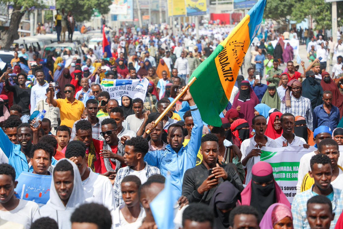 AAbdishakur's tweet photo. Today, in Mogadishu, Thousands of Somalis gathered to protest against the violation of Somalia's sovereignty, independence, and territorial integrity by Abiy Ahmed's administration. The demonstrators also expressed their strong opposition to his territorial ambitions. 

This demonstration has revitalized the spirit of Somali nationalism and solidarity with the government, as the Somali people remain vigilant in their determination to protect their land from foreign greed.