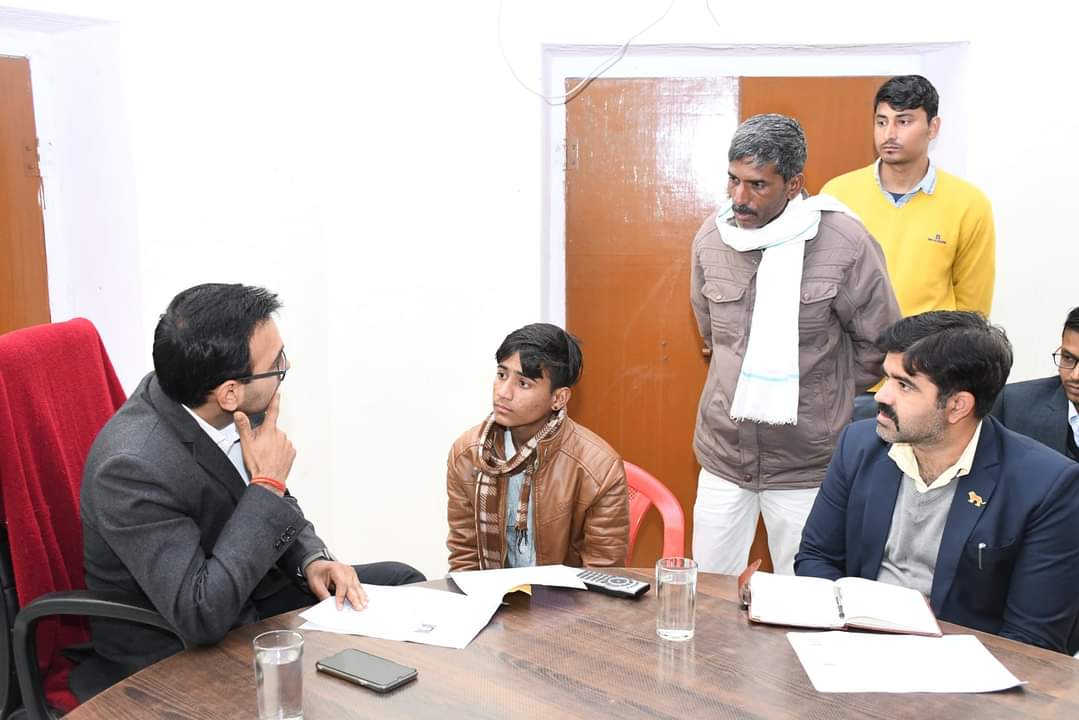 #Sawaimadhopur In Panchayat Samiti Chauth Ka Barwada District Collector Dr. Khushaal Yadav IAS listened to the problems of the common people one by one and Instructions given for disposal of complaints on the spot.
#GoodGovernance #LeadingRajasthan #RisingRajasthan