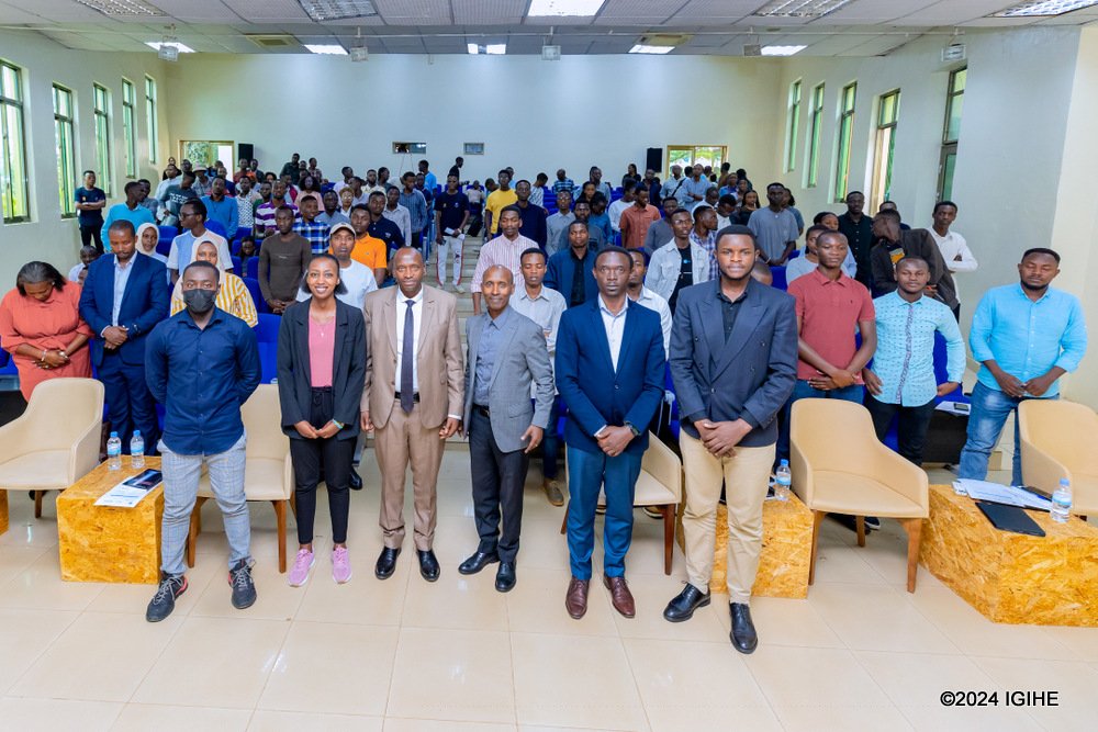 SoberClub1's tweet photo. On 10/01/2024 at University Rwanda , @urcst  Managing Director of @SoberClub1 " @DrMbonimana"  former MP who resigned because of driving under alcohol  influence  has  officially   launched  " Academic Sober Prize  Competition " in all Universities and HLI in #Rwanda . https://t.co/tgn7vOKiFN