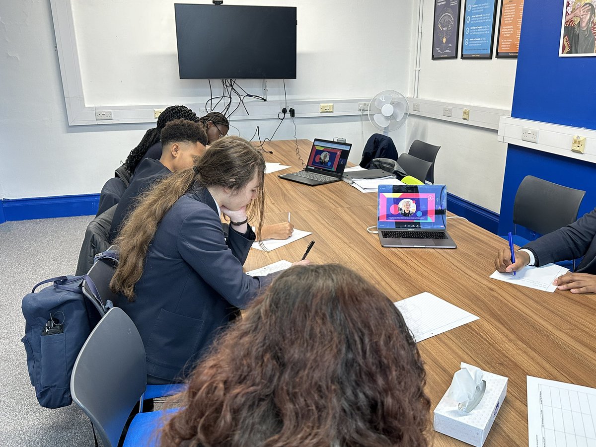 Hatcham College students participating in their @BrilliantClub Scholars Programme Launch this afternoon. All inspired by @AshleyJBaptiste ‘s key note and his journey from South London to @Cambridge_Uni & to the BBC. Wow, thanks Ashley! Amazing #TheBrilliantClub #HatchamAdvantage