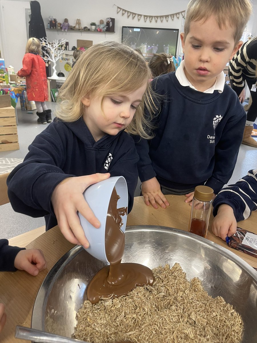 Danesfield_Pre's tweet photo. 3️⃣ ingredients used for our delicious chocolate crispies in preschool! Chocolate 🍫 honey 🍯 shredded wheat 🌾 @DanesfieldSchl 😋 https://t.co/rJ8YkxLxYQ