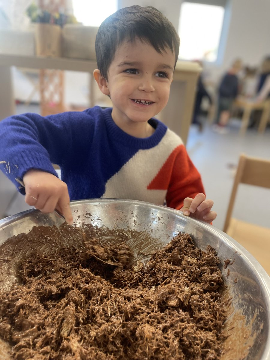Danesfield_Pre's tweet photo. 3️⃣ ingredients used for our delicious chocolate crispies in preschool! Chocolate 🍫 honey 🍯 shredded wheat 🌾 @DanesfieldSchl 😋 https://t.co/rJ8YkxLxYQ