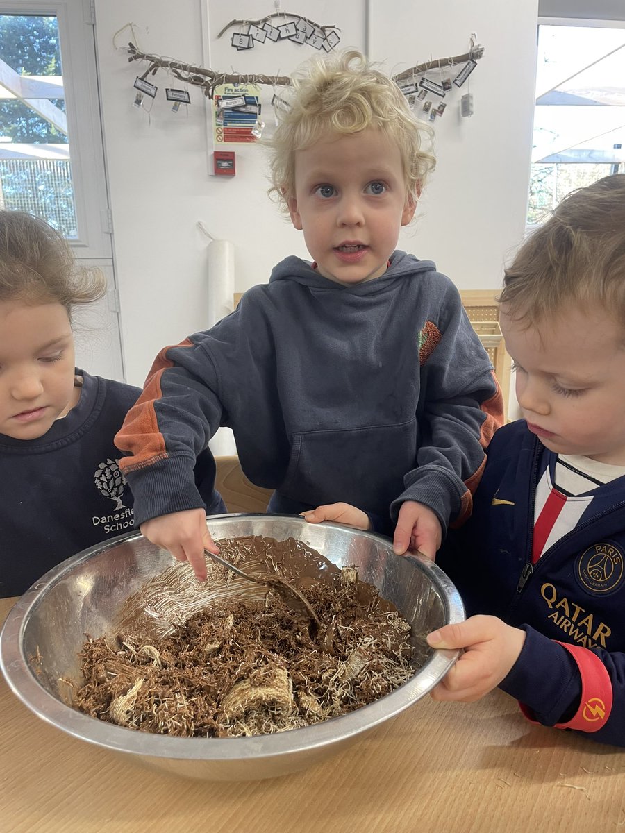 Danesfield_Pre's tweet photo. 3️⃣ ingredients used for our delicious chocolate crispies in preschool! Chocolate 🍫 honey 🍯 shredded wheat 🌾 @DanesfieldSchl 😋 https://t.co/rJ8YkxLxYQ