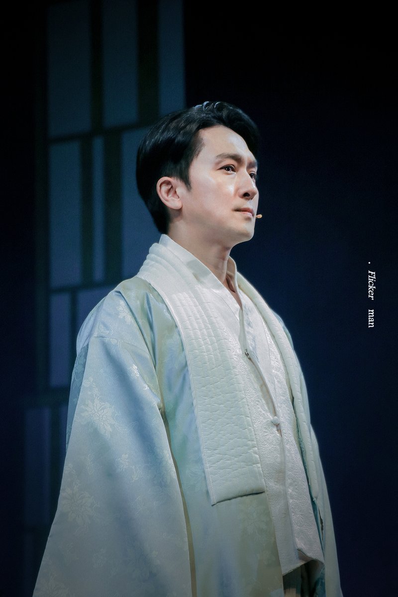 urevasorgraphy's tweet photo. 211211 밤 뮤지컬 곤투모로우 커튼콜데이

김옥균役  #강필석

사진 제공 (@DreRecord_pic) https://t.co/pLvk0d1T1s