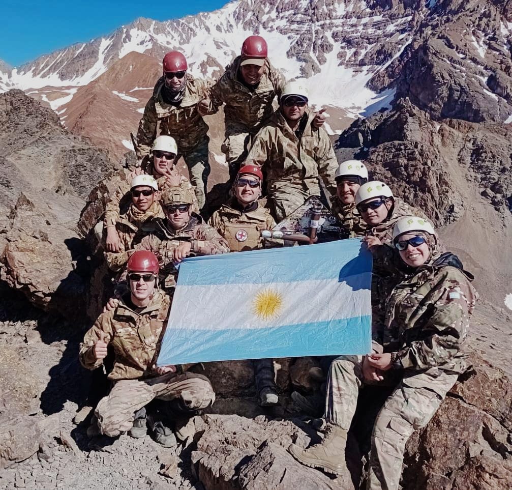 Ejercito_Arg's tweet photo. #Mendoza Nuestros soldados del Regimiento de Infantería de Montaña 11 hicieron cumbre en los cerros #Stepanek (4.180 m s. n. m.) y #AdolfoCalle (4.210 m s. n. m.) demostrando el profesionalismo característico de las tropas de montaña.
#LaMontañaNosUne https://t.co/J87JePGOz6