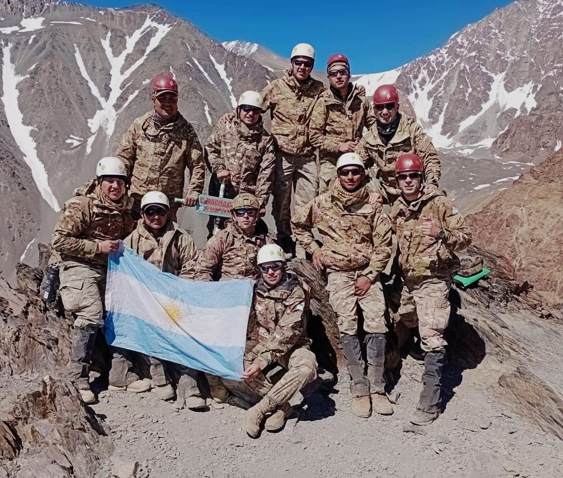 Ejercito_Arg's tweet photo. #Mendoza Nuestros soldados del Regimiento de Infantería de Montaña 11 hicieron cumbre en los cerros #Stepanek (4.180 m s. n. m.) y #AdolfoCalle (4.210 m s. n. m.) demostrando el profesionalismo característico de las tropas de montaña.
#LaMontañaNosUne https://t.co/J87JePGOz6