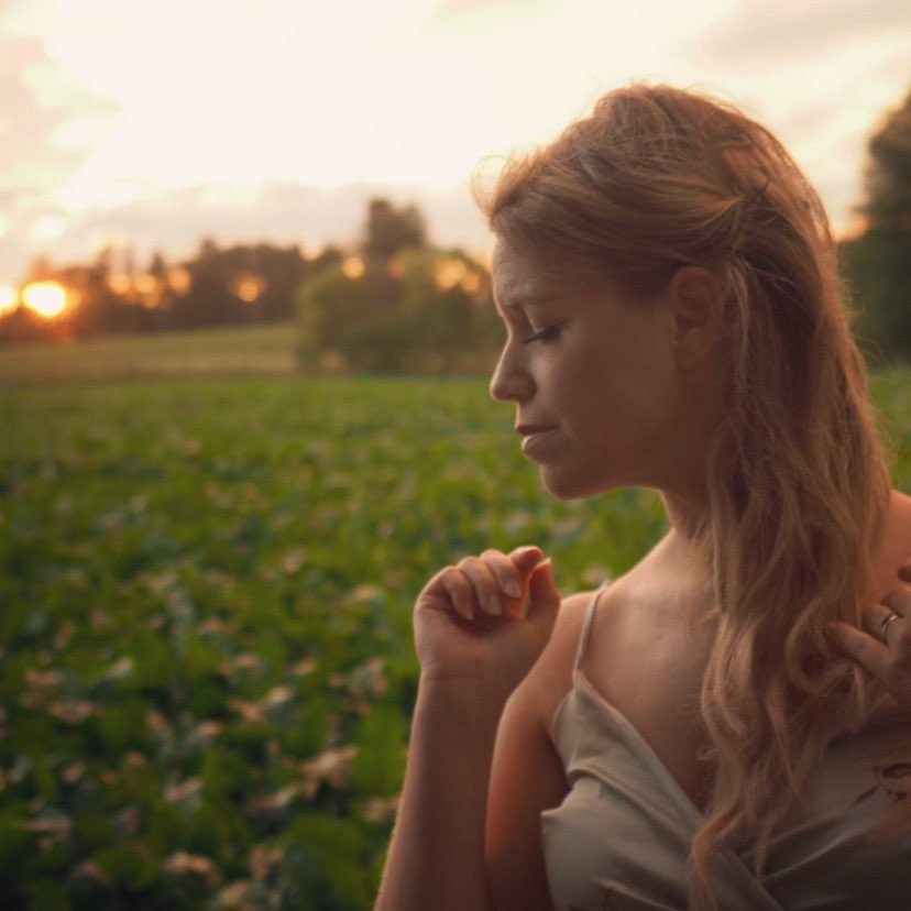 MiraOrmala's tweet image. Kicking off the new year by releasing my next music video for my original song ‘Dream with Me’, from my recent album ‘Dreaming’ next week Friday on YouTube! Arrangement by the fab @auburnjammusic &amp;amp; @auburnjamjoe 🎬💕🎶📀
#singersongwriter #classicalcrossover #soprano