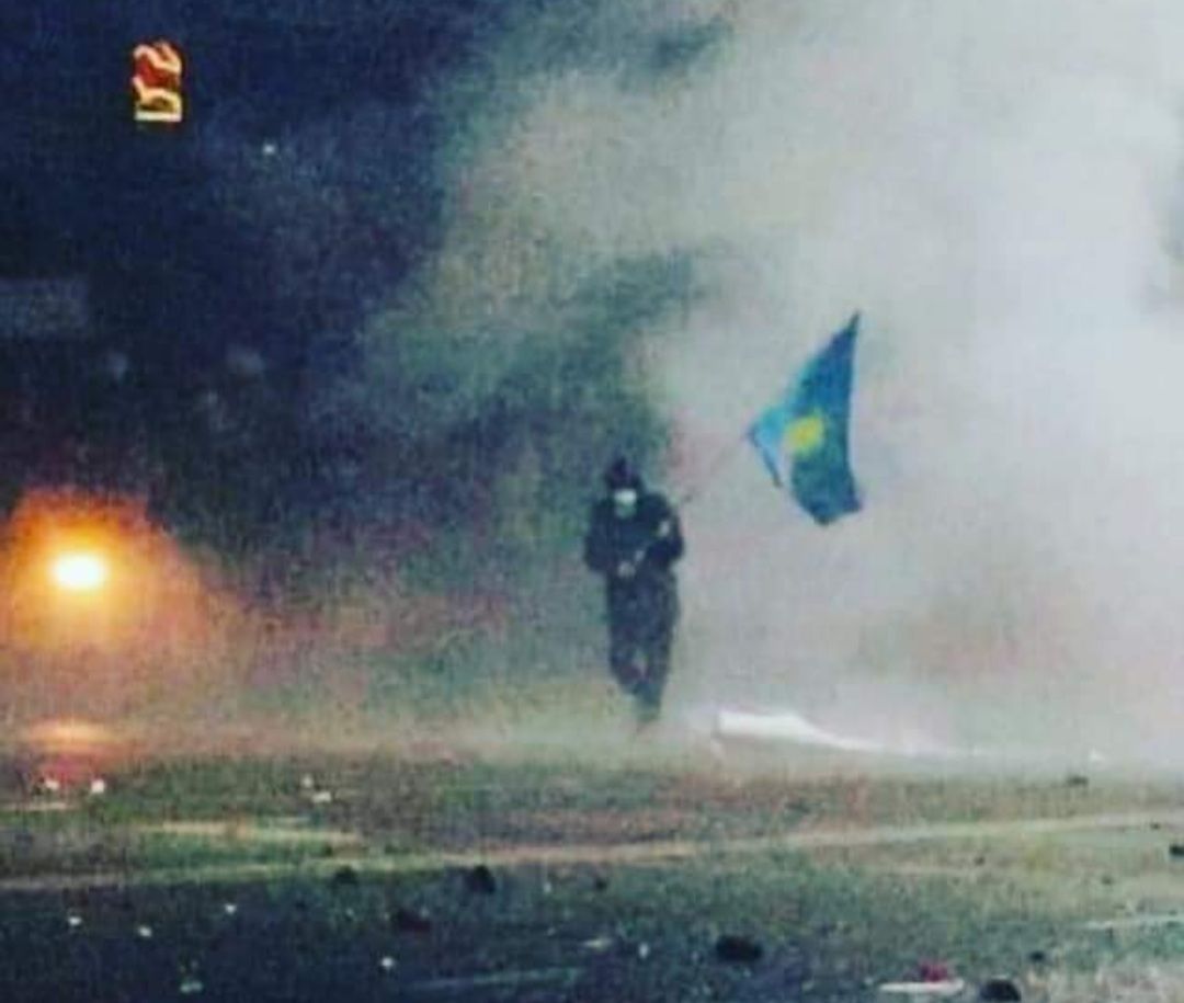 musaeva_roza's tweet image. 1. Во время массового расстрела военными протестующих в январе 2022 года на площади Республики в Алматы один из знаменосцев погиб от пули в голову, его имя пока неизвестно. 
Второй наш герой Берик #Абишев был ранен в голову, остался жив, перенёс 9 операций, предстоит еще одна.