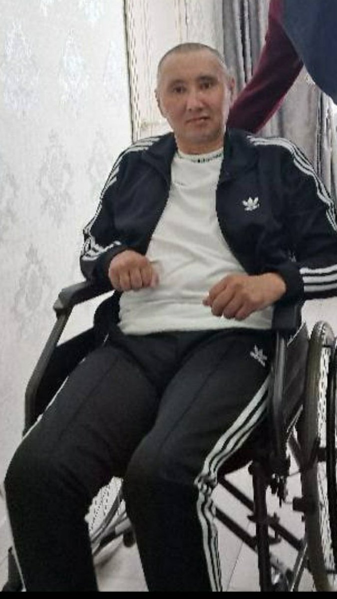 musaeva_roza's tweet image. 1. Во время массового расстрела военными протестующих в январе 2022 года на площади Республики в Алматы один из знаменосцев погиб от пули в голову, его имя пока неизвестно. 
Второй наш герой Берик #Абишев был ранен в голову, остался жив, перенёс 9 операций, предстоит еще одна.