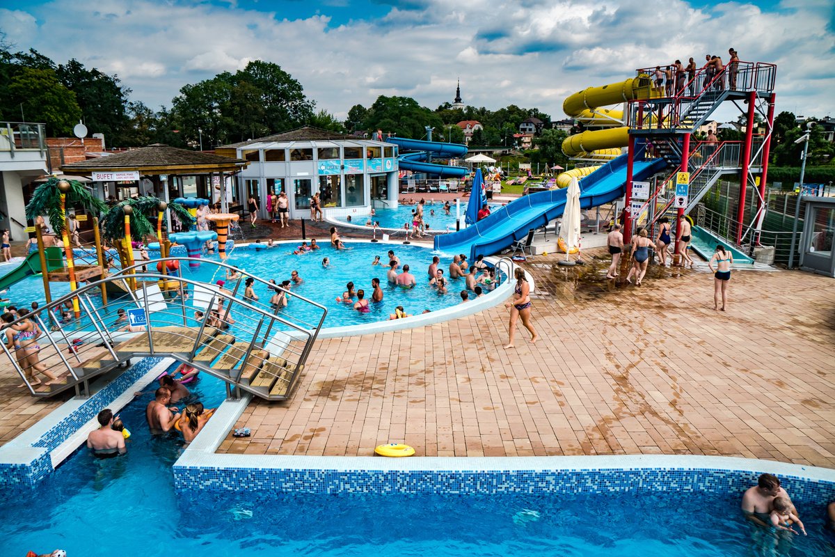 PolandTravel_UK's tweet photo. 🛁 Warm up at Poland's thermal baths

🌋 They utilise geothermal energy from water thousands of metres below the earth. Just some include:

1. Termy Chochołowskie 
2. Termy Maltańskie in Poznań
3. Terma Bania in Białka Tatrzańska 
4. Termy Uniejów 

#visitpoland #polandtravel https://t.co/eUvwQlD3AL