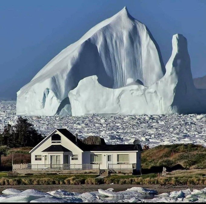Twillingate, Newfoundland, Kanada yakınlarında geçen 46 metrelik bir buzdağı.