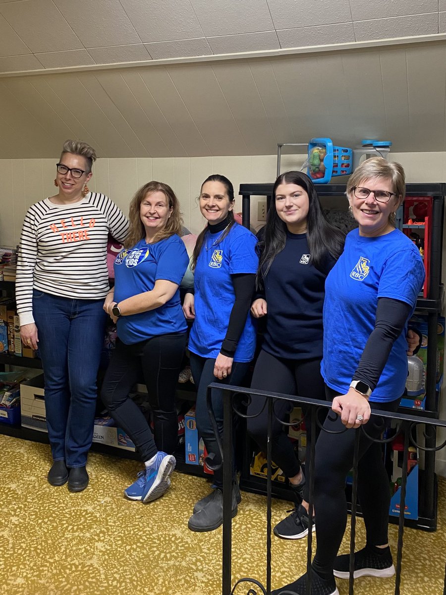 Check out this incredible transformation! 🤩 A HUGE thankyou to our amazing volunteers from RBC who braved the weather last night to help us get Phoenix Centre for Youth looking fresher than ever after the holidays! 🙌✨ We appreciate you!!!   #volunteerappreciation
