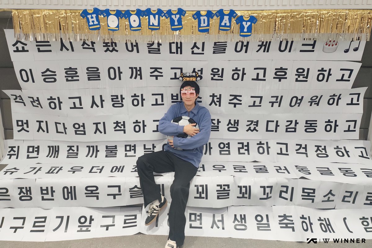 yginnercircle's tweet photo. #THANKUINNERCIRCLE

쇼는시작됐어칼대신들어케이크🎂🎵
뒷구르기앞구르기하면서생일축하해(함성)

후니의 태어난 김에 생일 파티에 참석해 주신 인서를
아껴주고격려하고사랑하고박수쳐주고
쥐면깨질까불면날아갈까염려하고걱정하는
승훈이는 오늘도 행복!

#이승훈 #HOONY #위너 #WINNER https://t.co/fAcdVHMyGd
