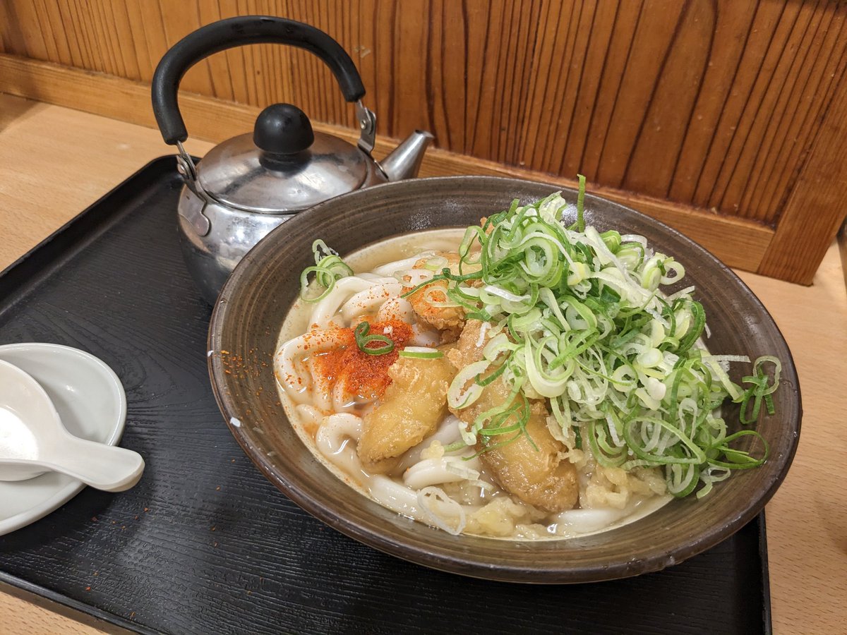 fk_hitori's tweet photo. 今もやってるのかわかりませんが、牧のうどんの裏メニューでおじやがあったのです。スペシャルうどん限定の裏メニューですが、麺を食べ終わった後の出汁を使って。もしかしたら、加布里本店だけなのかもしれませんが、私の学生時代の思い出です。
※写真はごぼう天うどん https://t.co/2ahZo0OYUN