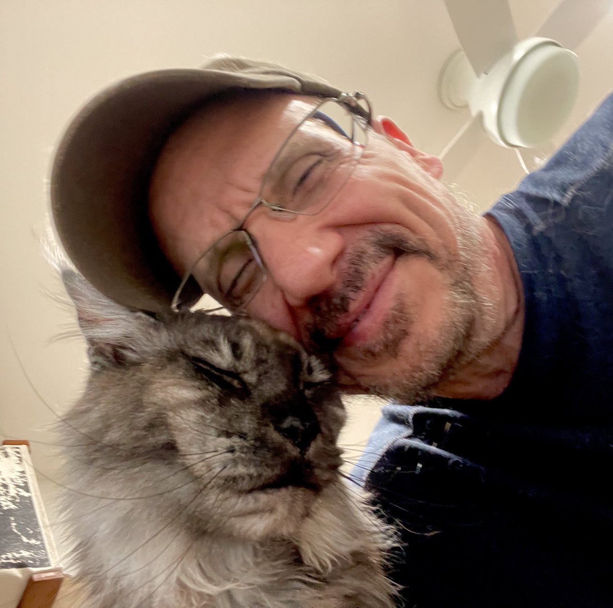 geneangelo's tweet image. Best pair partner ever 🐈‍⬛🥰
#pairprogramming #catsoftwitter #ruby #ror
