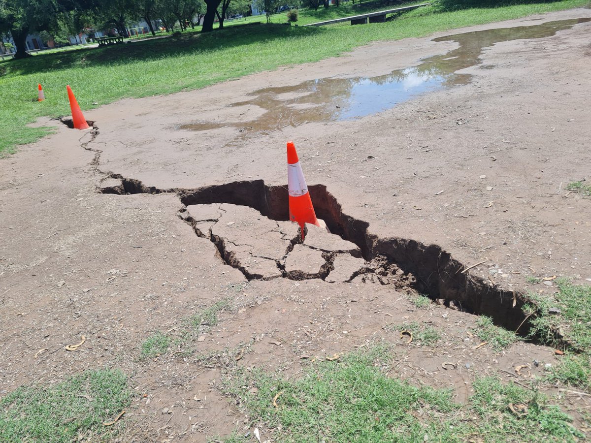 Los espacios públicos están en riesgo por las intensas lluvias, es necesaria la acción inmediata de Defensa Civil, que salga a controlar y proteger a los vecinos de accidentes inminentes sobre calzadas y riesgos eléctricos en plazas y parques.
