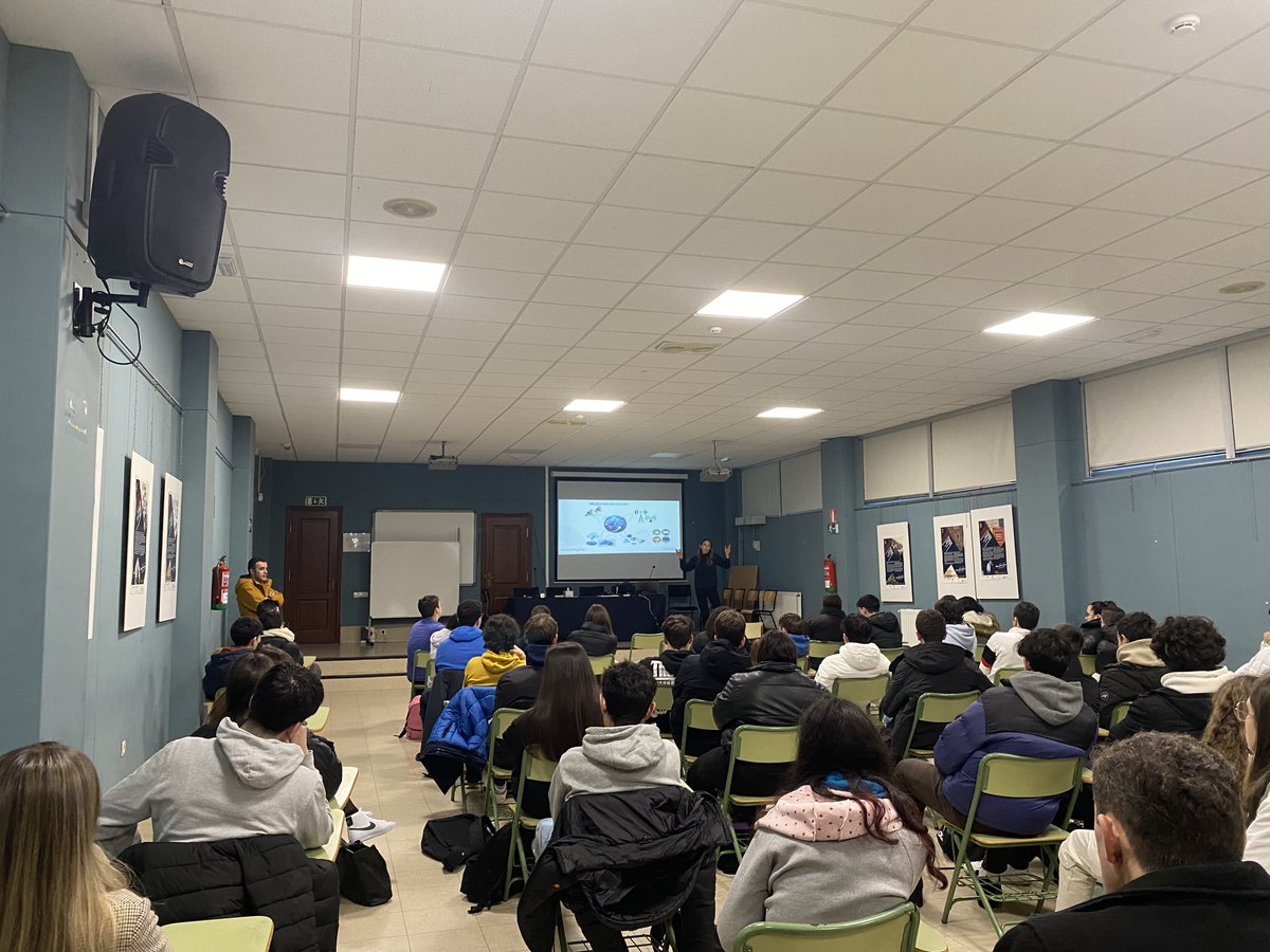 EETelecoVigo's tweet photo. A docente de #TelecoVigo e investigadora de @atlanTTic_uvigo Laura Docío estivo esta mañá no IES Pedra da Auga (Ponteareas). Impartiu a charla 'Rompendo barreiras de comunicación coa intelixencia artificial' ao alumnado de 4º de ESO e 1º de Bacharelato. Todo un pracer!
#beTeleco https://t.co/Jtcy1SCl6o