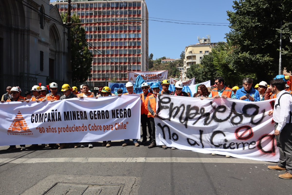 El alcalde Victor Donoso ha realizado gestiones en pro de los trabajadores y vecinos de la comuna, que ven con preocupación lo que pueda resolver el Comité de Ministros.

#CompañíaMineraCerroNegro #Cabildo #Protestas #Minería #Sindicato #MineríaChilena
mch.cl/2024/01/11/min…