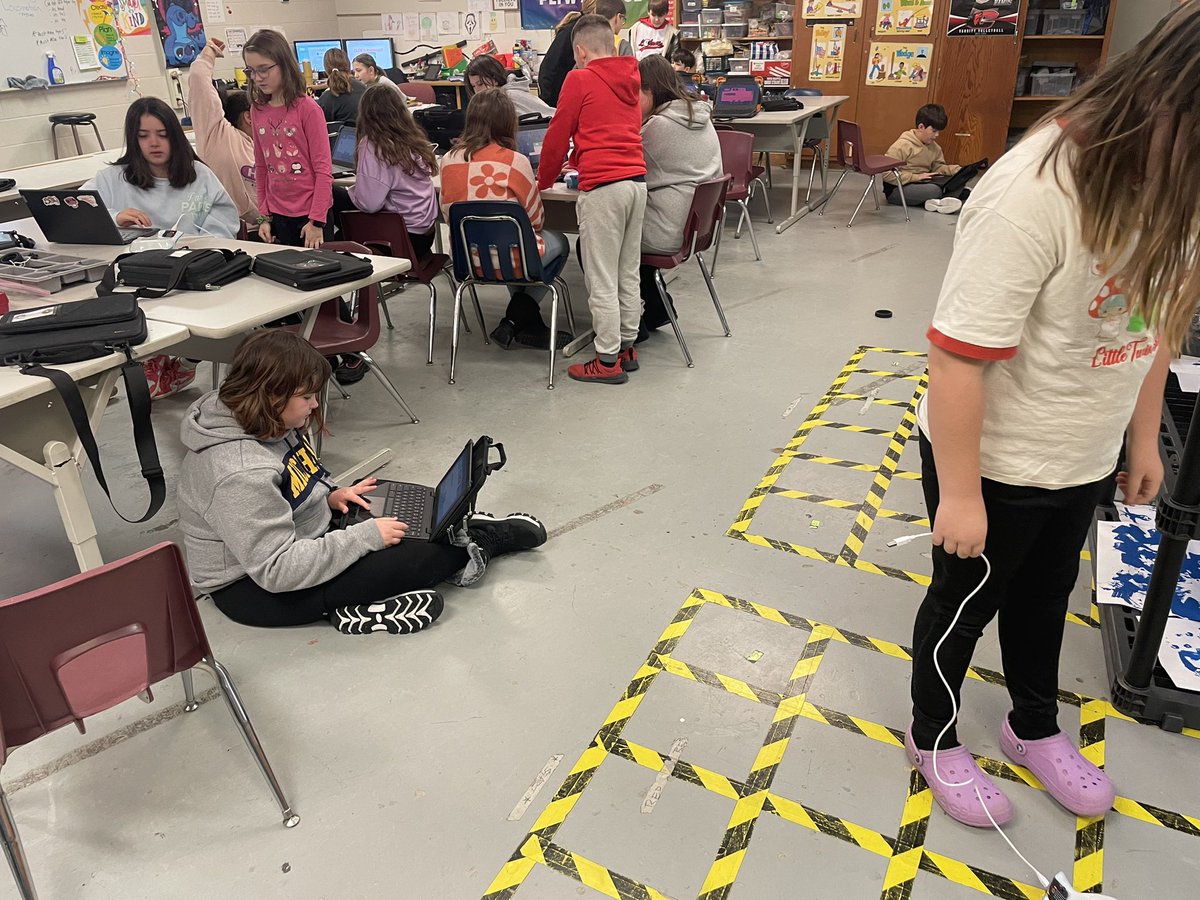 biggnit's tweet photo. @CCSredwolves @CESPrincipalAJ @PLTWorg @ccs_super @MurrayScience 5th Grade Ss in their “Robotics” kit are using the Finch 2.0 from the LISD. Working on being “robotocists”. Thanks to the LISD for enriching our kits. #LearningHavingFun https://t.co/eR7nH2f8Mf