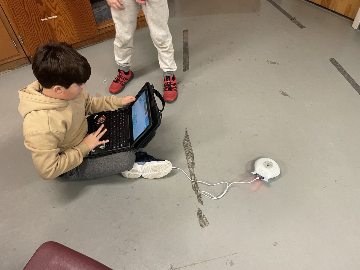 biggnit's tweet photo. @CCSredwolves @CESPrincipalAJ @PLTWorg @ccs_super @MurrayScience 5th Grade Ss in their “Robotics” kit are using the Finch 2.0 from the LISD. Working on being “robotocists”. Thanks to the LISD for enriching our kits. #LearningHavingFun https://t.co/eR7nH2f8Mf