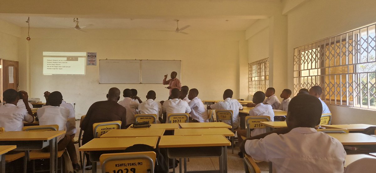 Today we are at Koase SHTS with the Director-General of @nacca_ghana, Professor Appiah, to check on progress with the SHS curriculum trial. Management and teachers are very enthusiastic about the new curriculum. Students told us that they are gaining a lot from group work.