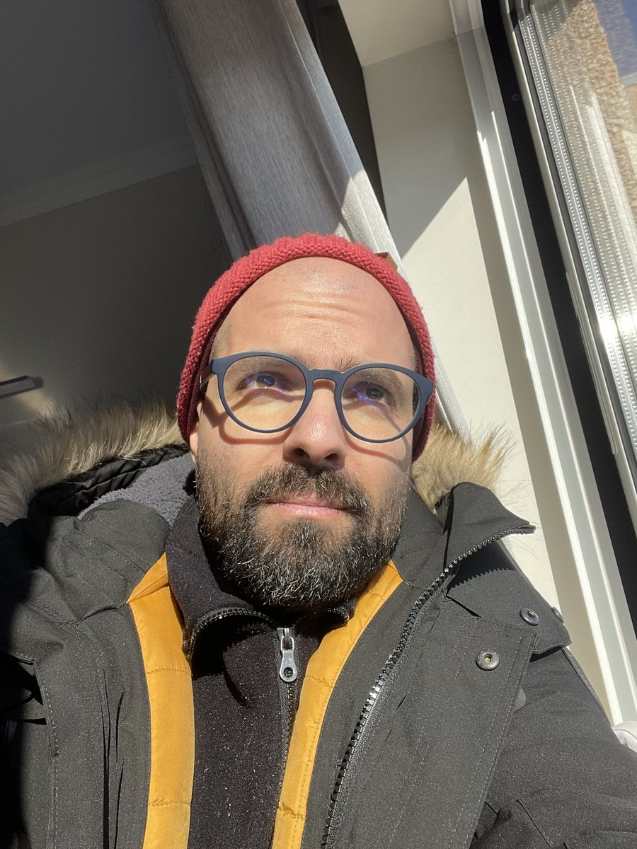 Tou em casa a apanhar sol de casaco e gorro porque estou cheio de frio. Continuem a votar PS.