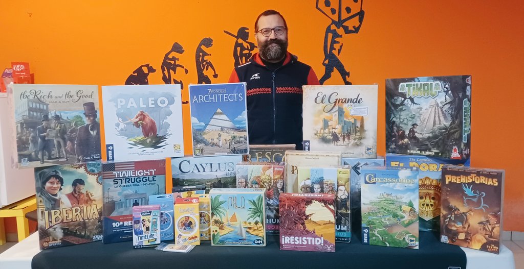 Nando Peris, profesor de historia del IES Torre del Rei ha creado la asignatura "La Historia a través de los juegos" en la que se tratarán diferentes épocas desde la prehistoria hasta la historia contemporánea. Por nuestra parte, estamos encantados de haber podido asesorarle.