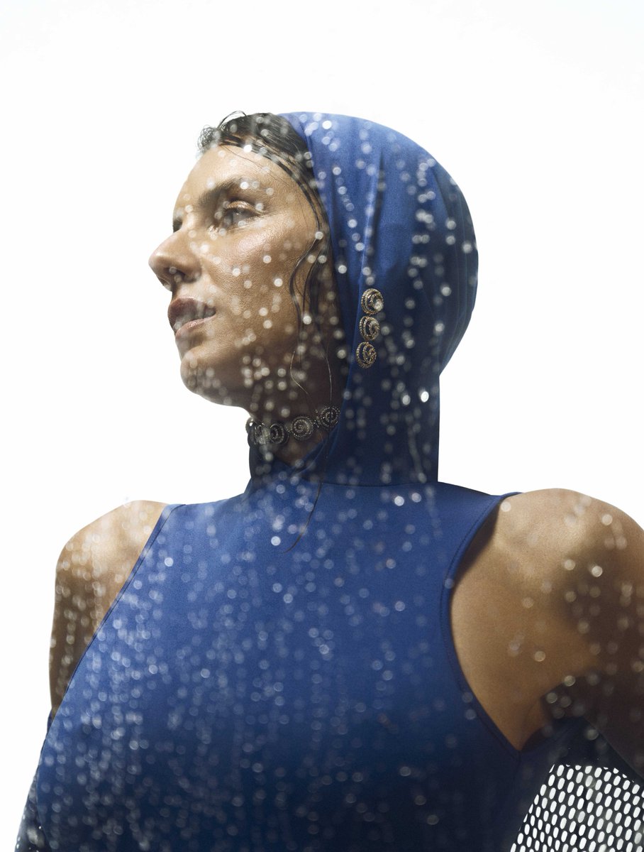 hsternoficial's tweet photo. Nesta temporada de férias, sol e mar, as infinitas espirais das joias da coleção Infinito Singular aparecem de um jeito refrescante, no editorial “Mil e uma Mayas”, da atual Vogue HS. Confira: https://t.co/xscIvhxPfG Foto: Vogue em Associação com HStern #MayaGabeira #HStern https://t.co/5x4UzC5OzV