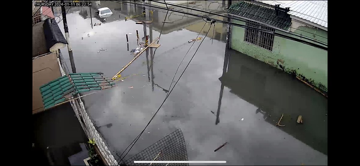 alexcerv22's tweet image. #Lluvias #Alborada13Etapa Lo mismo de siempre ahora sumado a obras inconclusas, calles dañadas, sin tapas de alcantarillado. Hasta cuándo? @eluniversocom @ecuavisa @teleamazonasec